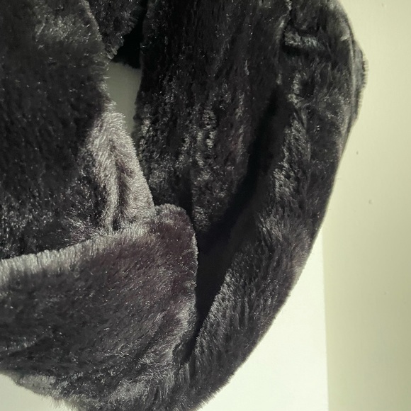 Ladies Faux Fur Infinity scarf - Picture 4 of 4